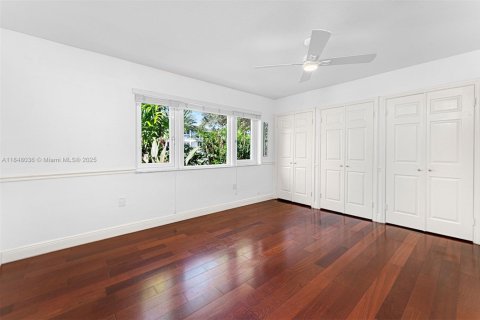 House in Coral Gables, Florida 4 bedrooms, 284.1 sq.m. № 1852227 - photo 14