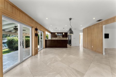 House in Coral Gables, Florida 4 bedrooms, 284.1 sq.m. № 1852227 - photo 10