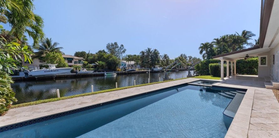 House in Coral Gables, Florida 4 bedrooms, 284.1 sq.m. № 1852227