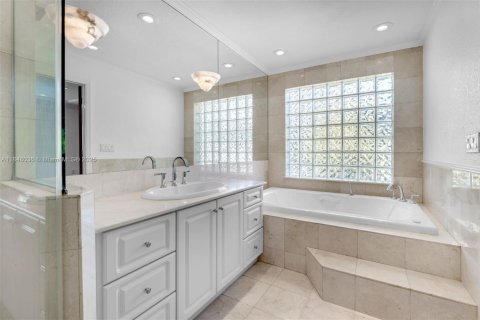 House in Coral Gables, Florida 4 bedrooms, 284.1 sq.m. № 1852227 - photo 12