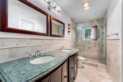 House in Coral Gables, Florida 4 bedrooms, 284.1 sq.m. № 1852227 - photo 15