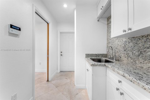 House in Coral Gables, Florida 4 bedrooms, 284.1 sq.m. № 1852227 - photo 20