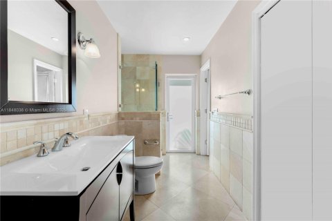 House in Coral Gables, Florida 4 bedrooms, 284.1 sq.m. № 1852227 - photo 16