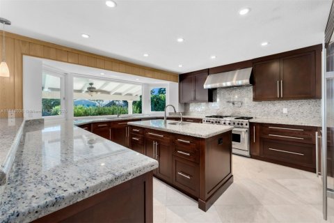 House in Coral Gables, Florida 4 bedrooms, 284.1 sq.m. № 1852227 - photo 8