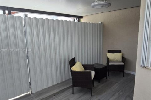 Commercial property in Miami, Florida 2 bedrooms, 190.64 sq.m. № 1956857 - photo 2