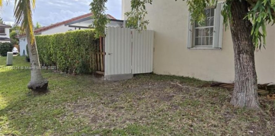 Commercial property in Miami, Florida 2 bedrooms, 190.64 sq.m. № 1956857