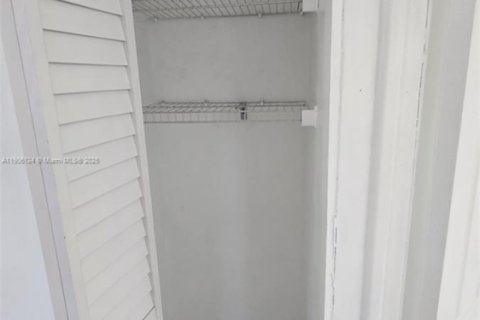 Commercial property in Miami, Florida 2 bedrooms, 190.64 sq.m. № 1956857 - photo 8