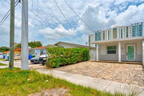 Villa ou maison à louer à Miami, Floride: 3 chambres, 238.57 m2 № 2168808 - photo 4