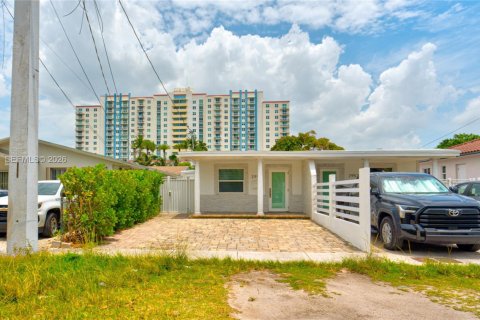 Villa ou maison à louer à Miami, Floride: 3 chambres, 238.57 m2 № 2168808 - photo 2