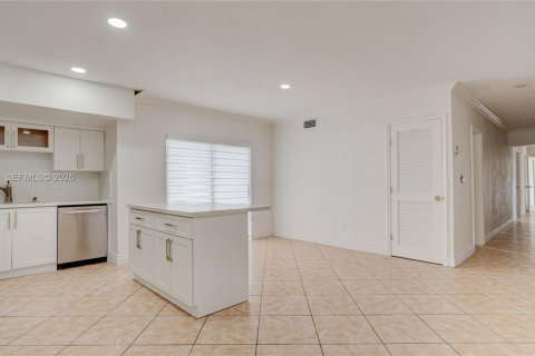 Villa ou maison à louer à Miami, Floride: 3 chambres, 238.57 m2 № 2168808 - photo 13