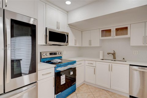 Villa ou maison à louer à Miami, Floride: 3 chambres, 238.57 m2 № 2168808 - photo 18