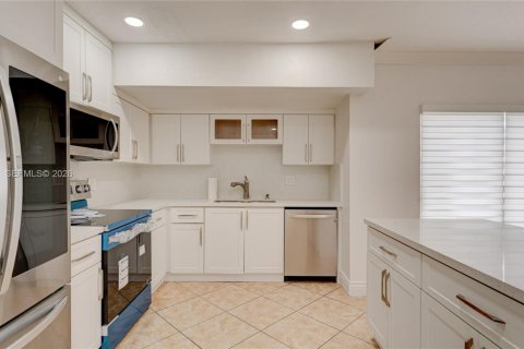 Villa ou maison à louer à Miami, Floride: 3 chambres, 238.57 m2 № 2168808 - photo 17
