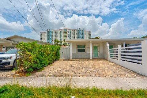 Villa ou maison à louer à Miami, Floride: 3 chambres, 238.57 m2 № 2168808 - photo 3