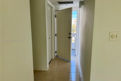 Condominio en venta en Aventura, Florida, 1 dormitorio, 71.35 m2 № 2030792 - foto 14