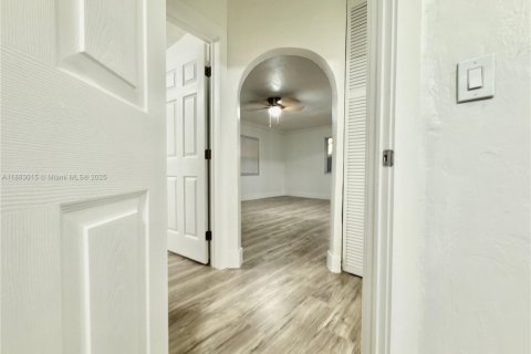 Appartement à louer à Miami, Floride: 2 chambres, 257.34 m2 № 1929558 - photo 1