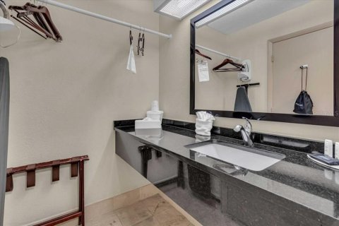 Condo in Sarasota, Florida, 3 rooms  № 1901548 - photo 12