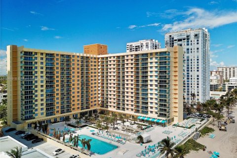Condo in Hollywood, Florida, 1 bedroom  № 1867046 - photo 22