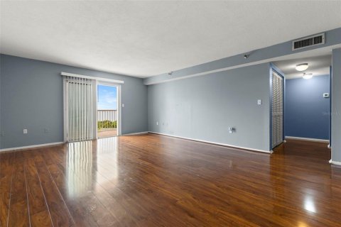 Condo in Saint Petersburg, Florida, 1 bedroom  № 1910045 - photo 8