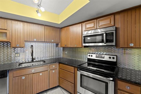 Condo in Saint Petersburg, Florida, 1 bedroom  № 1910045 - photo 12