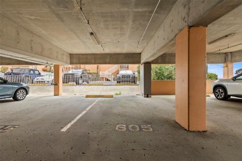 Condo in Saint Petersburg, Florida, 1 bedroom  № 1910045 - photo 27
