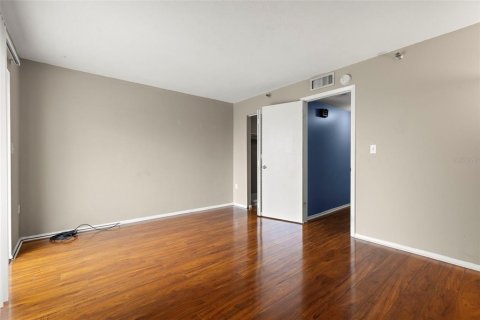 Condo in Saint Petersburg, Florida, 1 bedroom  № 1910045 - photo 17