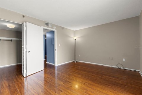 Condo in Saint Petersburg, Florida, 1 bedroom  № 1910045 - photo 18