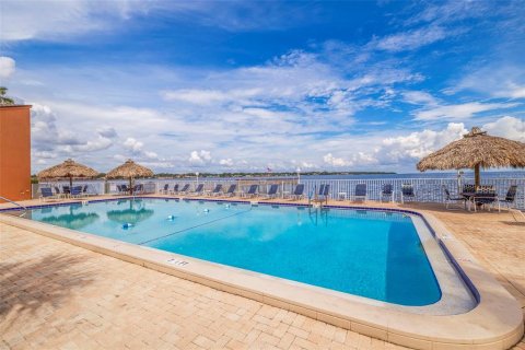Condo in Saint Petersburg, Florida, 1 bedroom  № 1910045 - photo 28