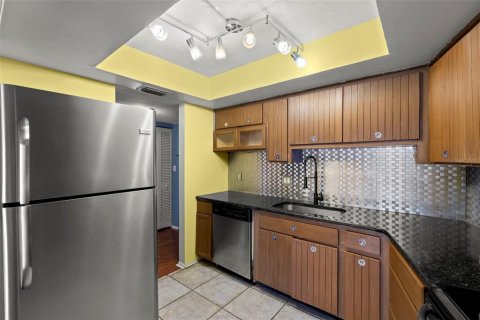Condo in Saint Petersburg, Florida, 1 bedroom  № 1910045 - photo 13