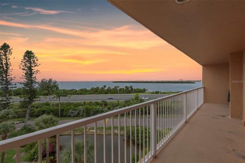 Condo in Saint Petersburg, Florida, 1 bedroom  № 1910045 - photo 1