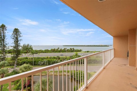 Condo in Saint Petersburg, Florida, 1 bedroom  № 1910045 - photo 2