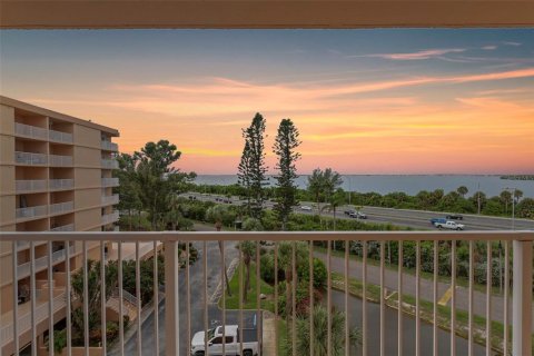 Condo in Saint Petersburg, Florida, 1 bedroom  № 1910045 - photo 24