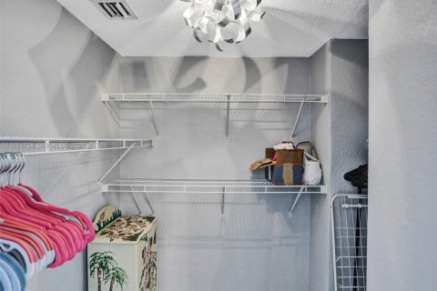 Condo in Hollywood, Florida  № 2069594 - photo 8