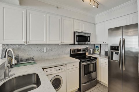 Condo in Hollywood, Florida  № 2069594 - photo 7