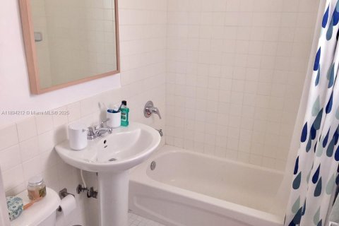 Apartment in Miami, Florida 2 bedrooms, 109.16 sq.m. № 1945911 - photo 5