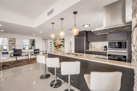 Condo in Miami, Florida, 2 bedrooms № 2247277 - photo 12