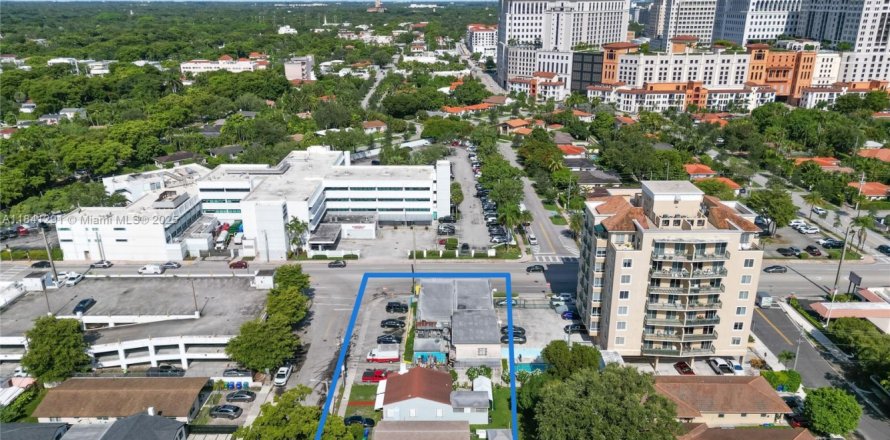 Commercial property in Miami, Florida № 1939457