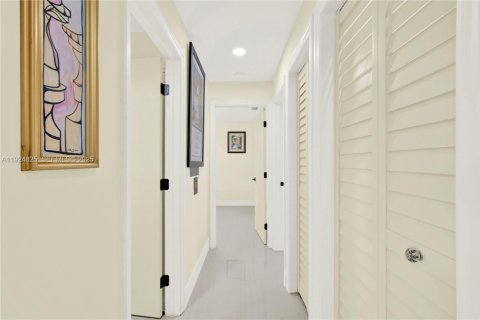 House in Miami, Florida 4 bedrooms, 179.49 sq.m. № 1986539 - photo 30