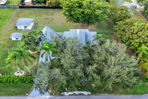 House in Miami, Florida 4 bedrooms, 179.49 sq.m. № 1986539 - photo 22