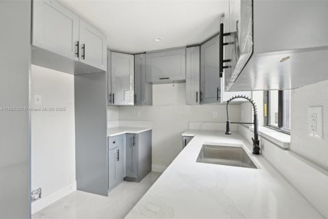 Adosado en alquiler en Miami, Florida, 3 dormitorios № 1978106 - foto 5