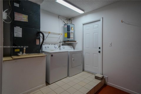 Casa en venta en Miami, Florida, 3 dormitorios, 190.36 m2 № 1946092 - foto 20