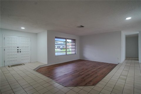 Casa en venta en Miami, Florida, 3 dormitorios, 190.36 m2 № 1946092 - foto 17
