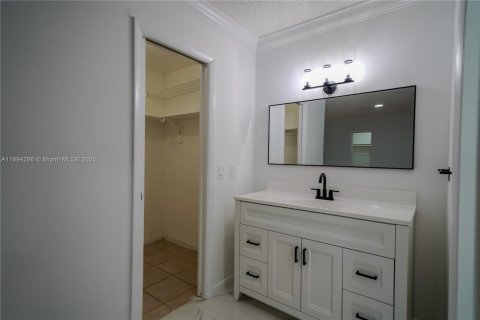 Casa en venta en Miami, Florida, 3 dormitorios, 190.36 m2 № 1946092 - foto 8