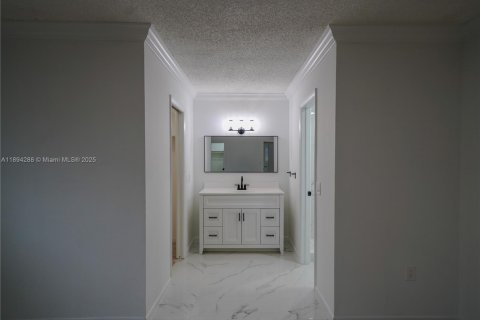 Casa en venta en Miami, Florida, 3 dormitorios, 190.36 m2 № 1946092 - foto 7