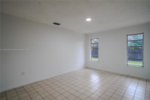 Casa en venta en Miami, Florida, 3 dormitorios, 190.36 m2 № 1946092 - foto 15