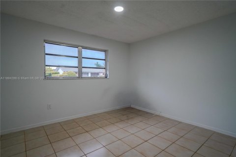 Casa en venta en Miami, Florida, 3 dormitorios, 190.36 m2 № 1946092 - foto 5