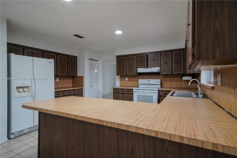 Casa en venta en Miami, Florida, 3 dormitorios, 190.36 m2 № 1946092 - foto 3