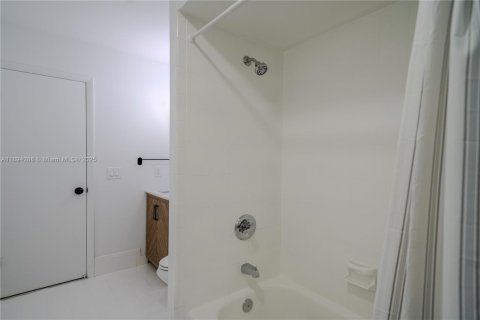 Casa en venta en Miami, Florida, 3 dormitorios, 190.36 m2 № 1946092 - foto 13