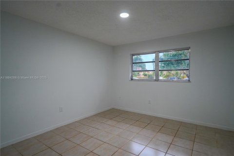 Casa en venta en Miami, Florida, 3 dormitorios, 190.36 m2 № 1946092 - foto 4