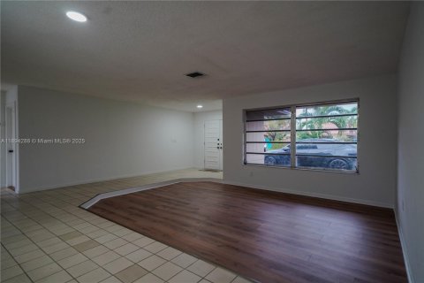 Casa en venta en Miami, Florida, 3 dormitorios, 190.36 m2 № 1946092 - foto 16