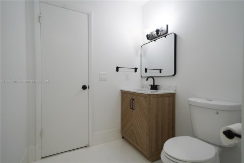 Casa en venta en Miami, Florida, 3 dormitorios, 190.36 m2 № 1946092 - foto 12